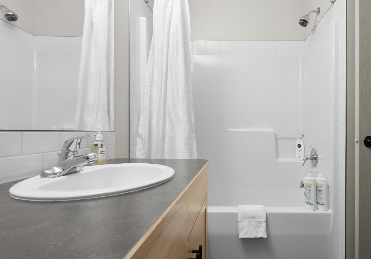 Newly Renovated Grizzly Lodge, Spacious 3Br 2Ba With Open Pool, Hot Tub Canmore Eksteriør billede