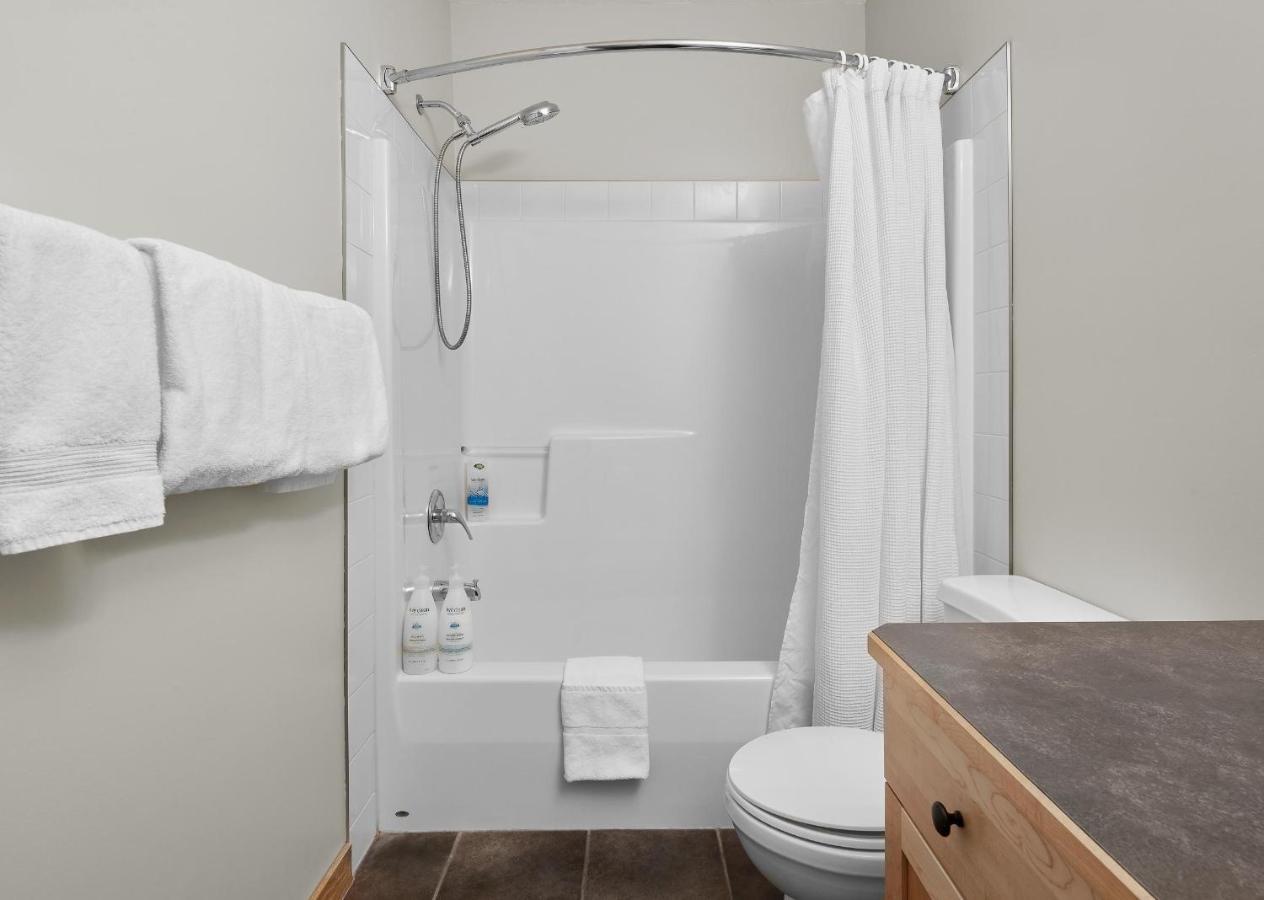 Newly Renovated Grizzly Lodge, Spacious 3Br 2Ba With Open Pool, Hot Tub Canmore Eksteriør billede