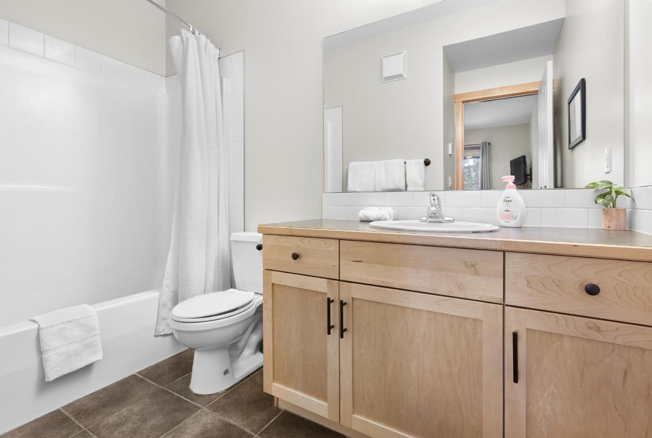 Newly Renovated Grizzly Lodge, Spacious 3Br 2Ba With Open Pool, Hot Tub Canmore Eksteriør billede